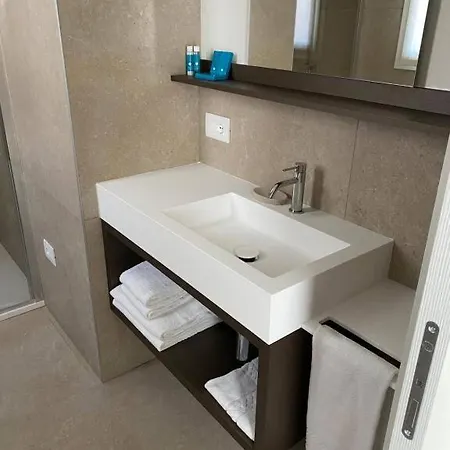 Petit 3* קאורלה