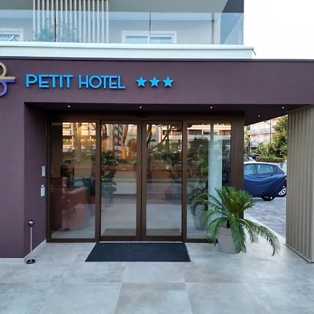 Petit 3* קאורלה